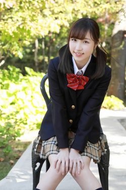 挠男孩脚心
